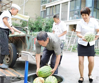 買下一整車西瓜，讓瓜農(nóng)早點(diǎn)回家